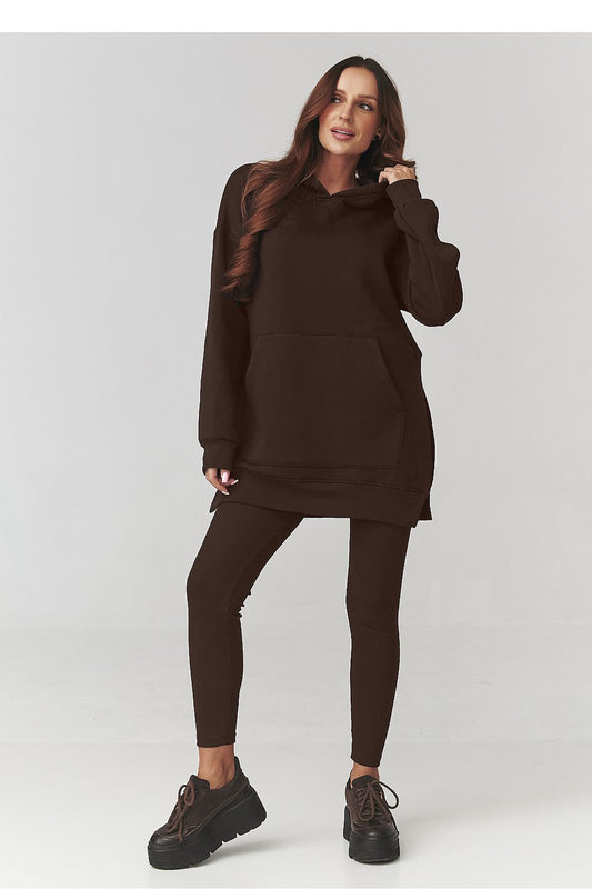 Luxurious women's oversized hoodie in stylish hues, designed by Makadamia, featuring a comfortable kangaroo pocket and trendy oversized fit.