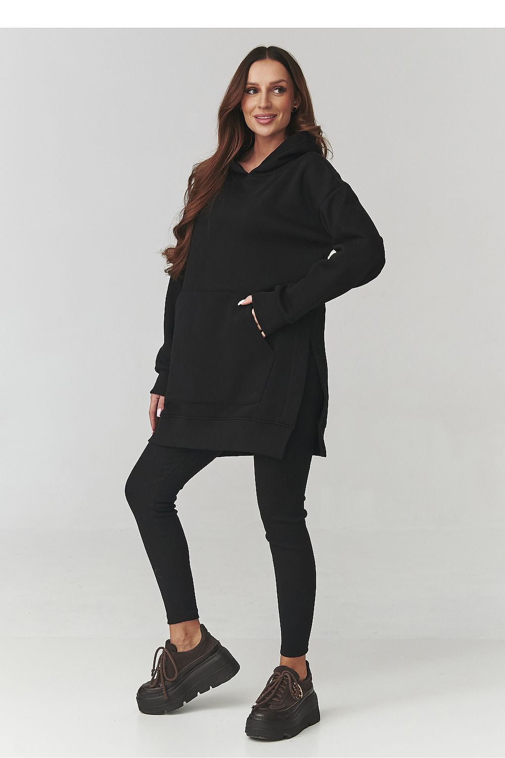 Stylish women's leggings set by Makadamia, highlighting a chic silhouette with elastic material for comfort.