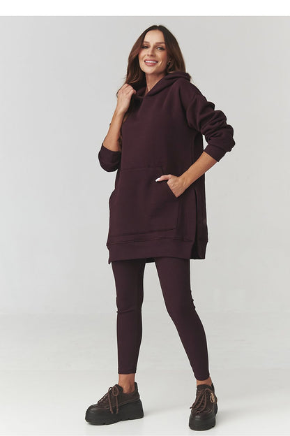 Elegant women’s outfit by Makadamia, featuring oversized hoodie and fitted leggings, designed for versatility and class.
