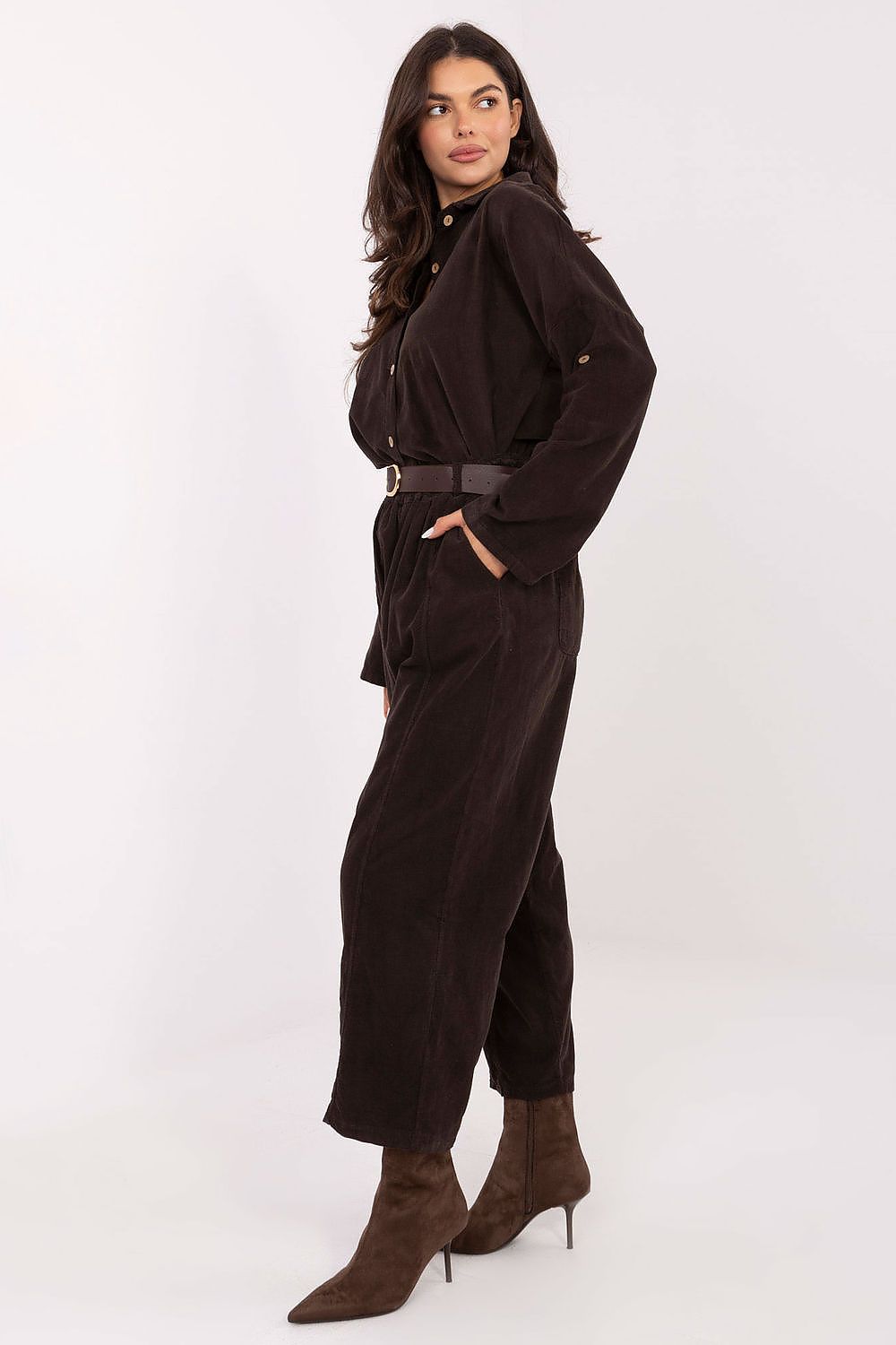 Chic women's pants from Italy Moda with a trendy belt accent, ideal for both casual and elegant outfits.