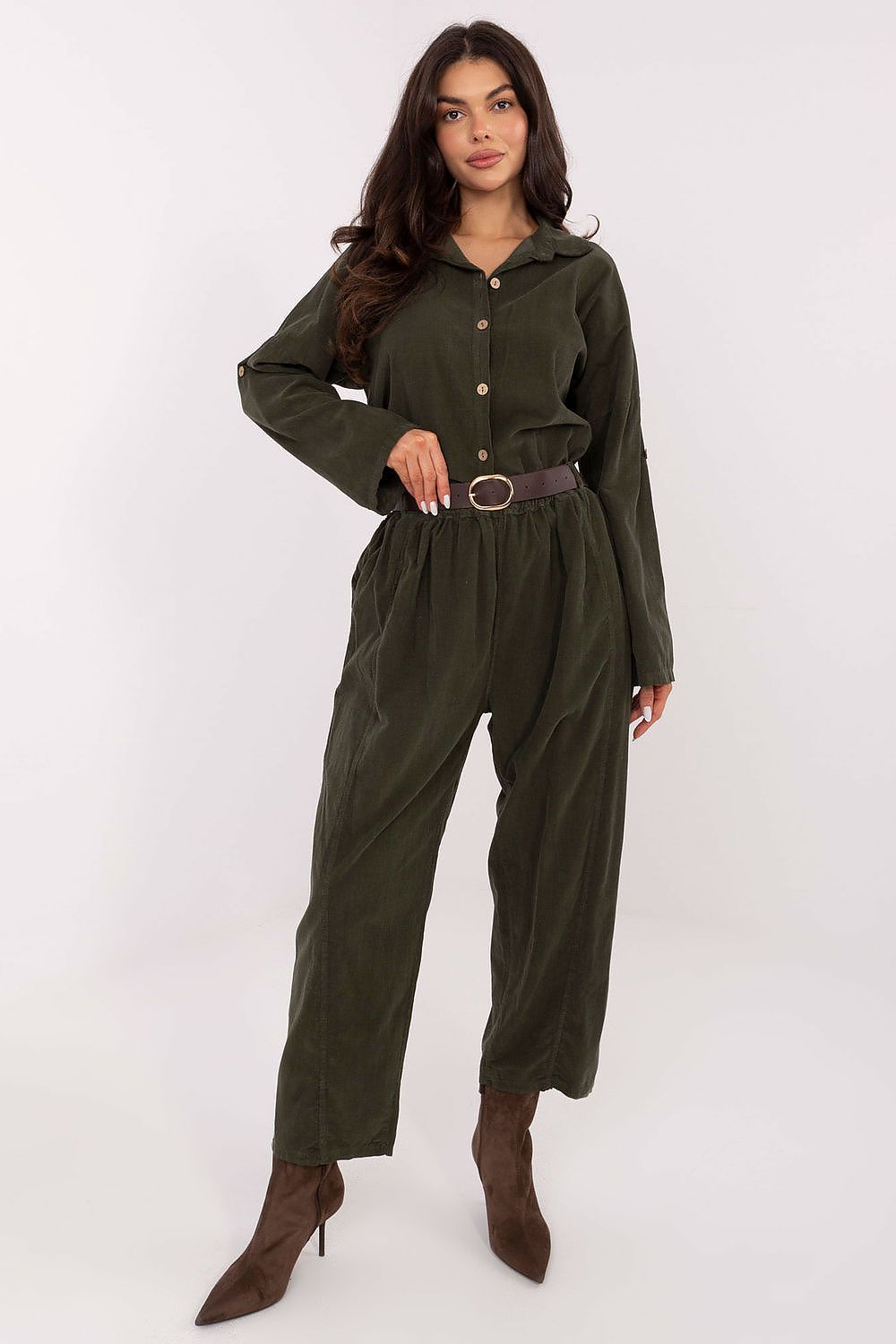 Comfortable women's trousers by Italy Moda, showcasing a loose fit design with flattering high waist and practical pockets.