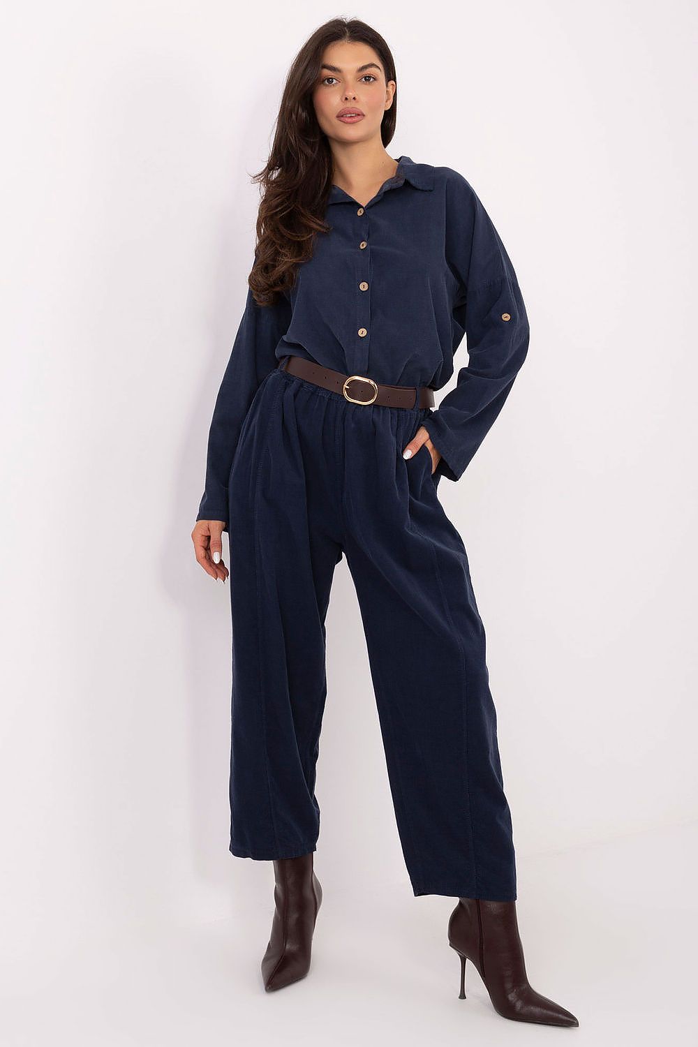 Italian Moda luxury women's trousers, featuring practical side pockets and a chic belt for an elevated casual look.