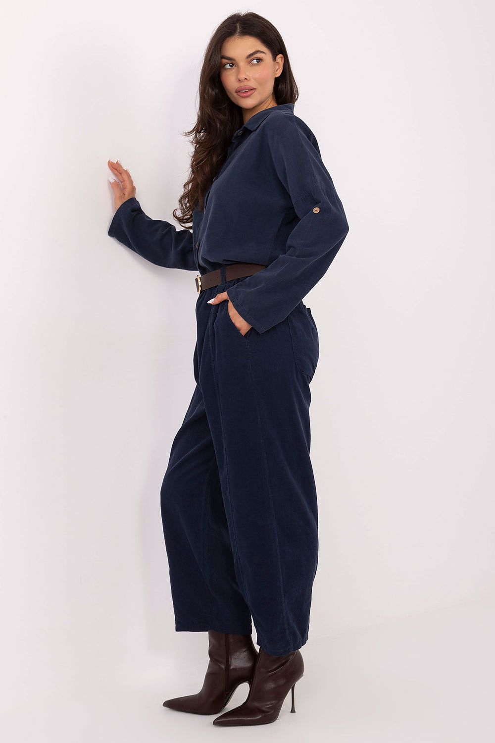 Luxury women's loose fit trousers with high waist and pockets by Italy Moda, showcasing elegance and comfort.