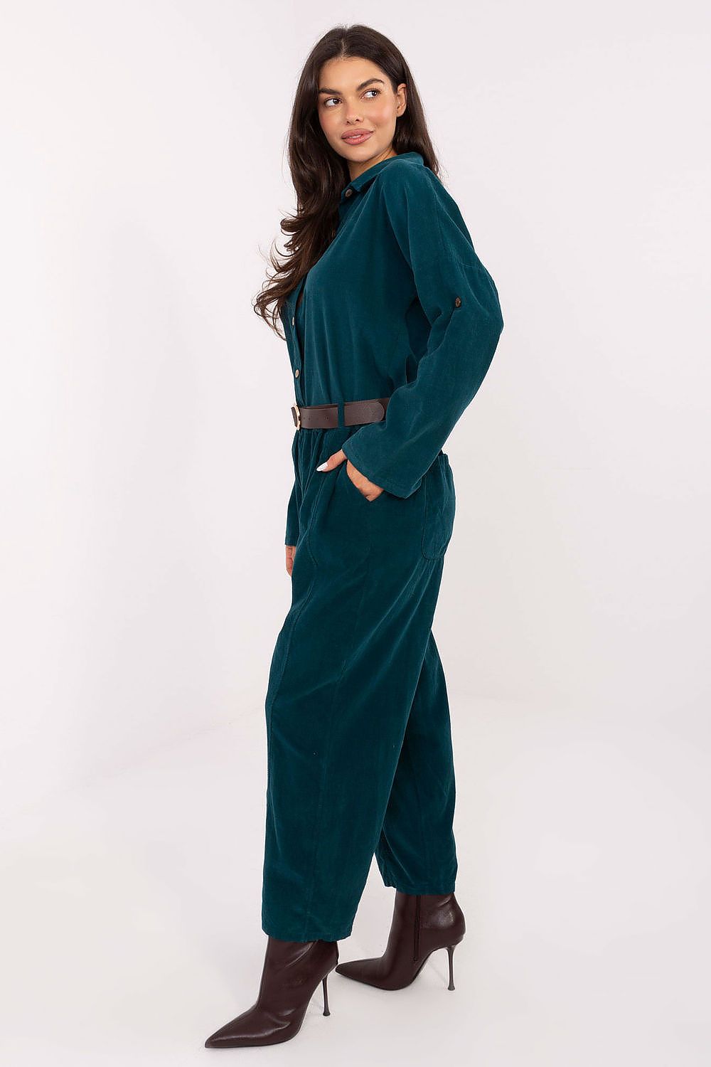 Detail of Italy Moda Women’s Loose Fit Trousers, showcasing the elegant high waist and generous side pockets for functionality.