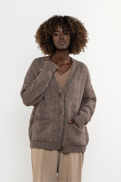 The lightweight texture of the awama Wool Blend Cardigan for Women, emphasizing softness and warmth, perfect for any autumn-winter wardrobe.