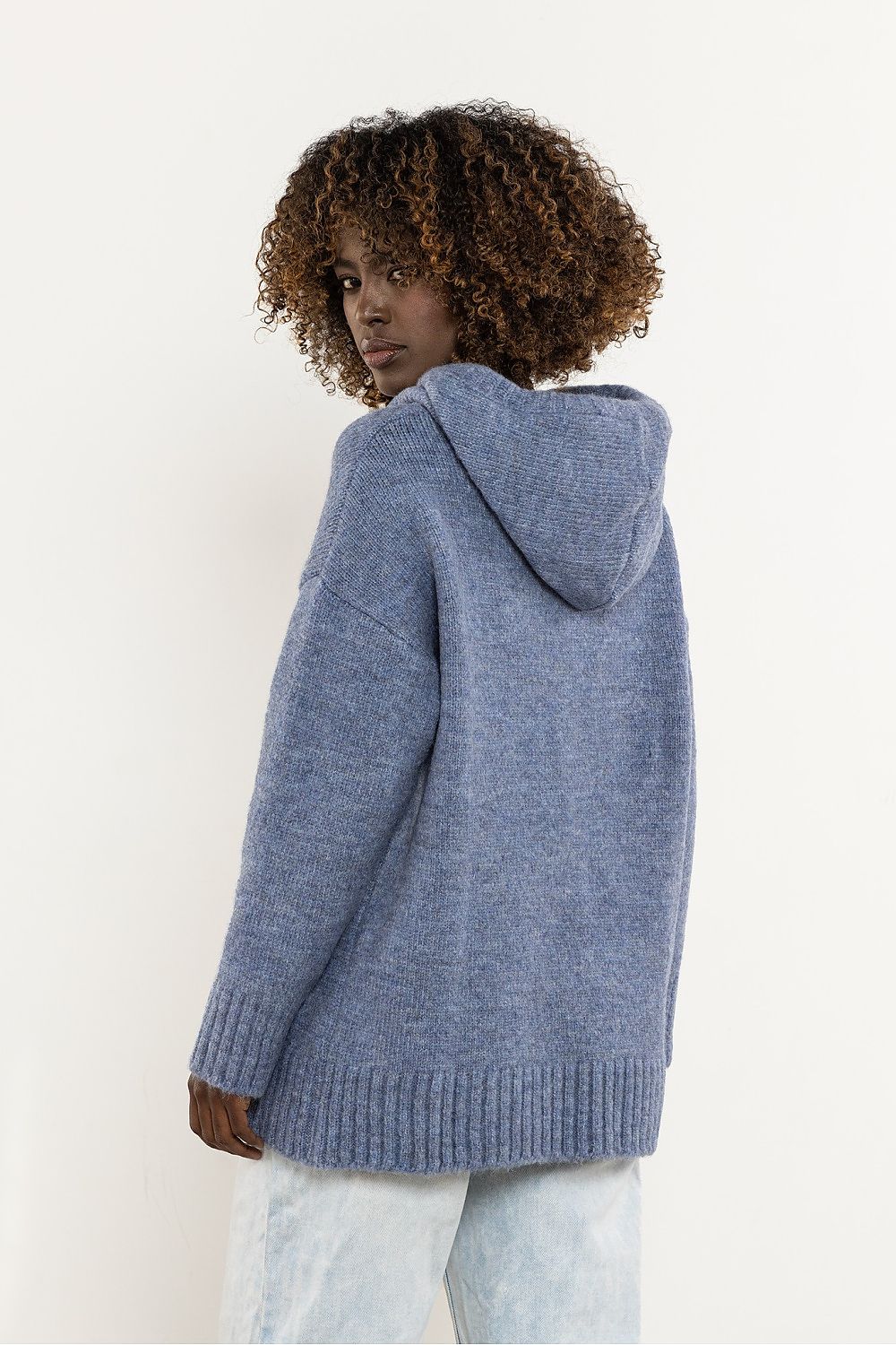 Elegantly styled wool hooded sweater by Awama, showcasing a minimalist design perfect for autumn and winter fashion.