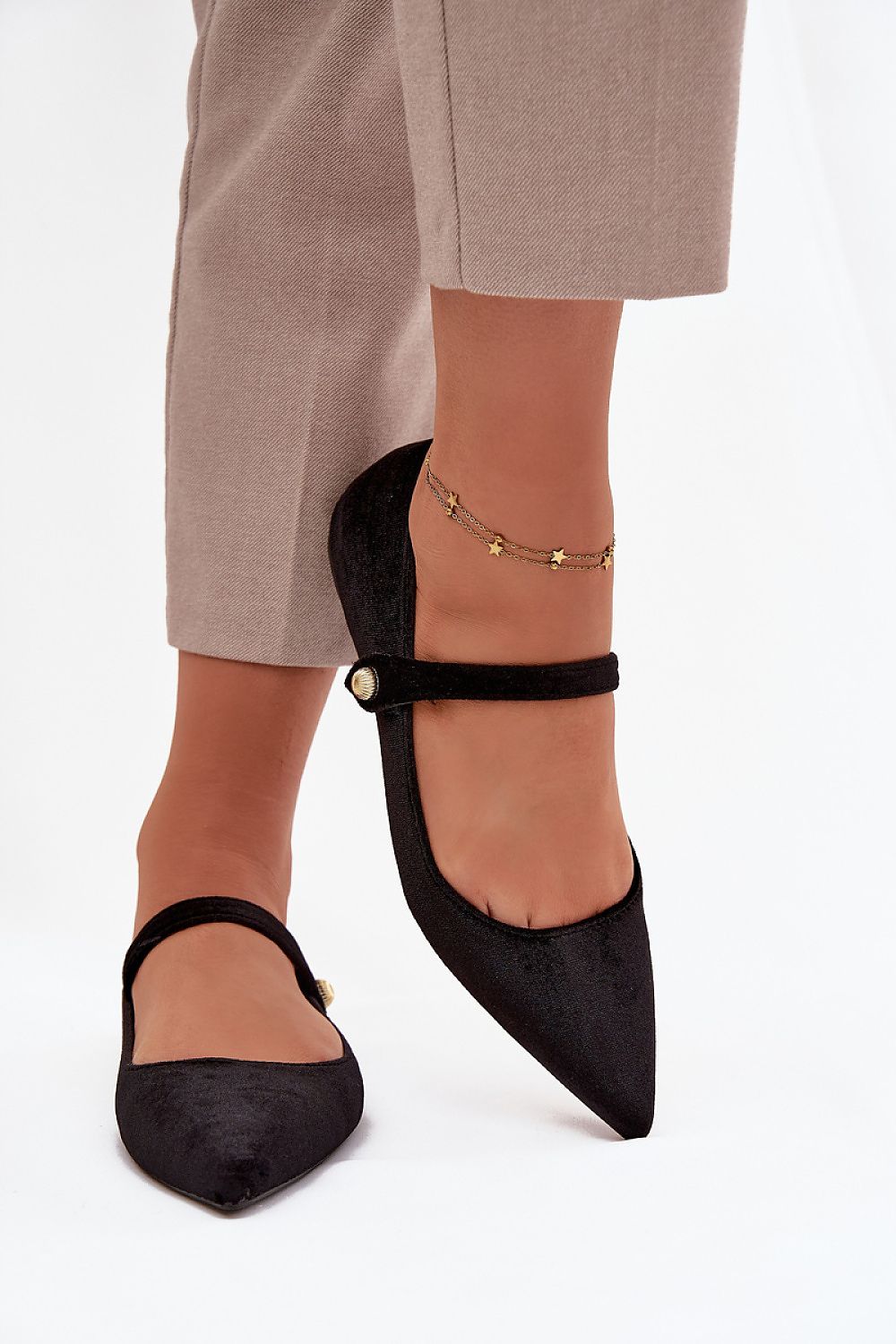 Stylish presentation of Step in Style's women’s pointed toe ballet flats in elegant velvet, available in sizes EU 36-41, ideal for adding sophistication to any outfit.