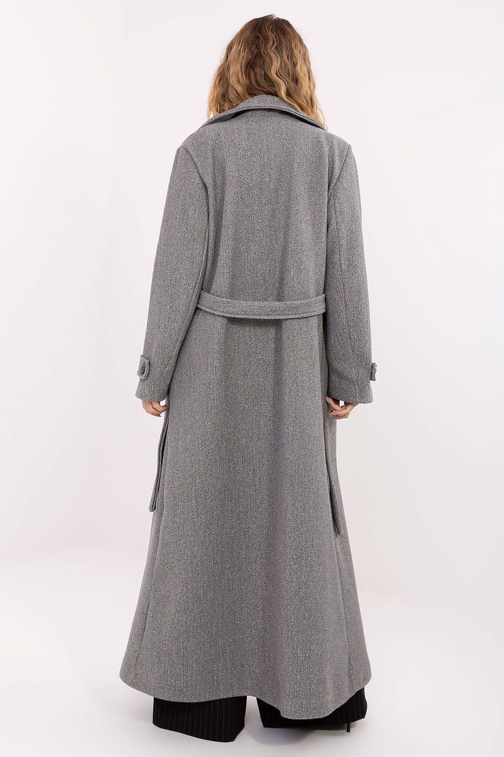 Stylish long coat for women from Factory Price, featuring smooth lapels and a sophisticated design ideal for autumn and winter.