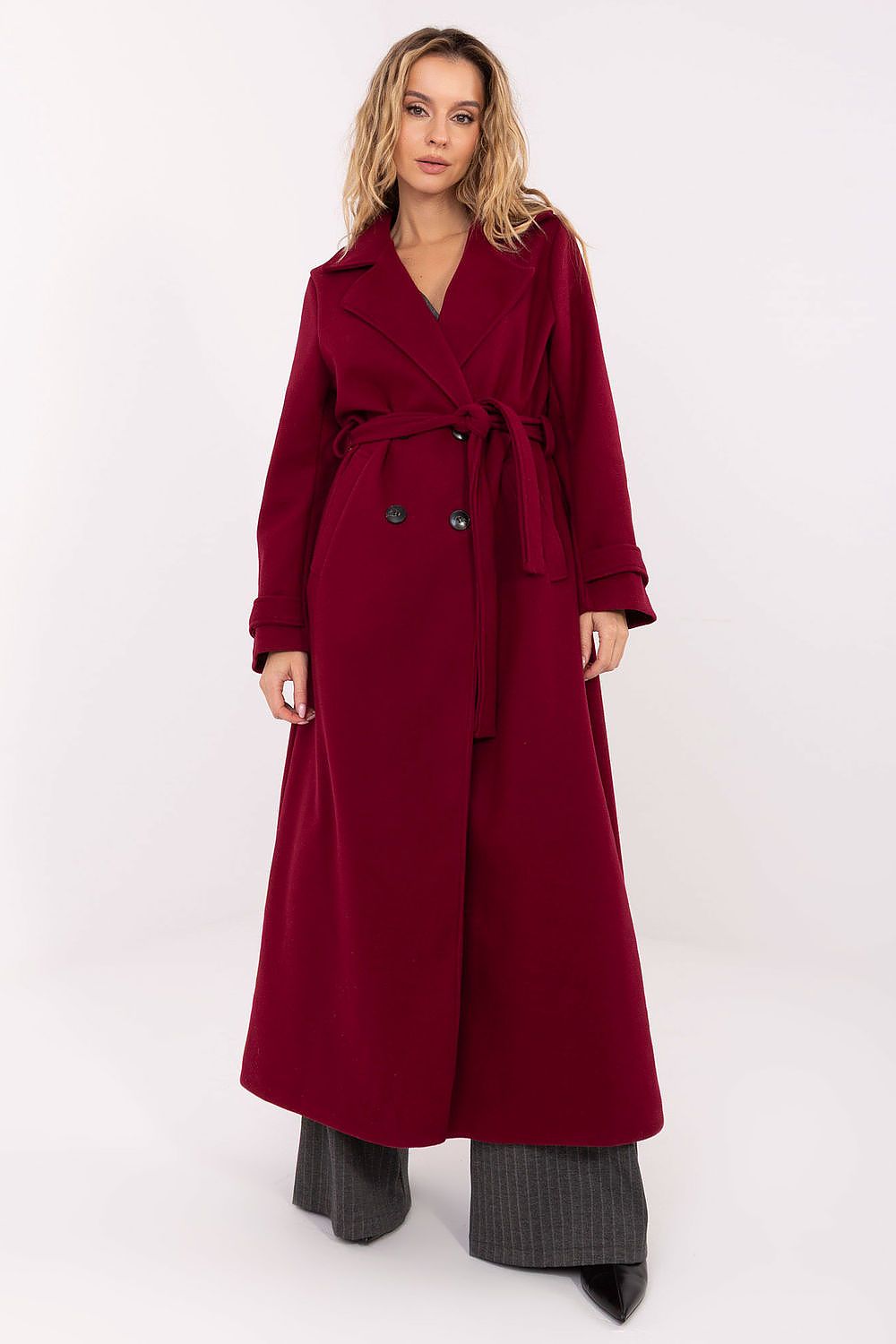 Factory Price elegant women's coat, highlighting inset pockets and classic double-breasted style for a refined look in any setting.