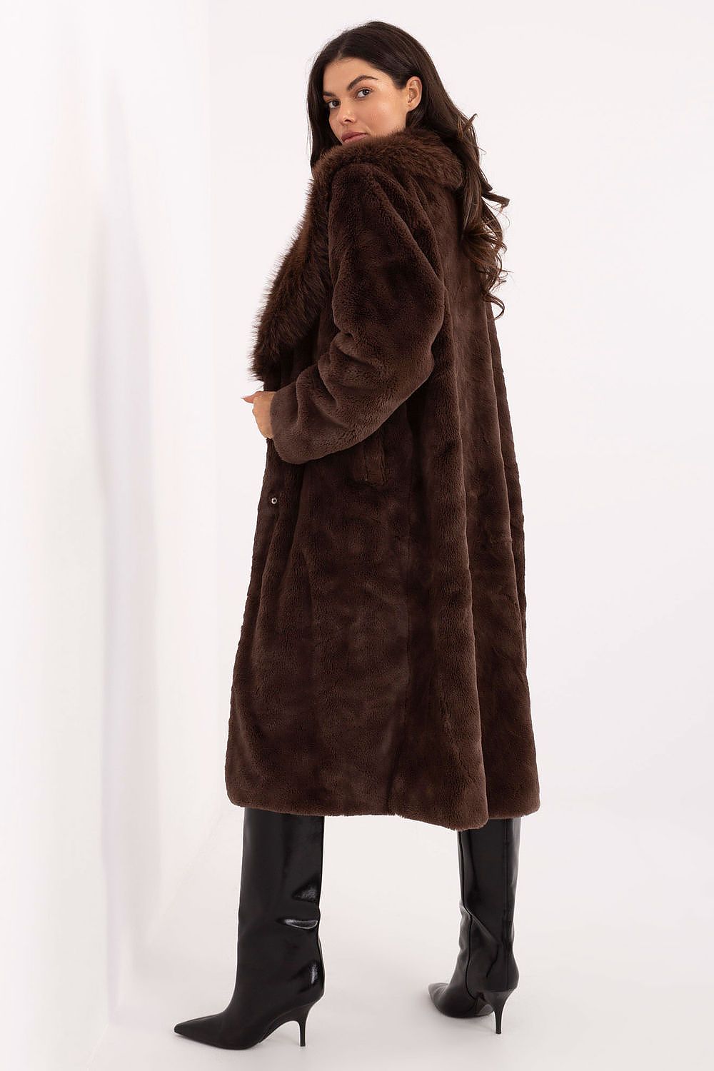 Model wearing luxurious women's fur-collared coat from Factory Price, showcasing the perfect blend of elegance and comfort in autumn-winter fashion.