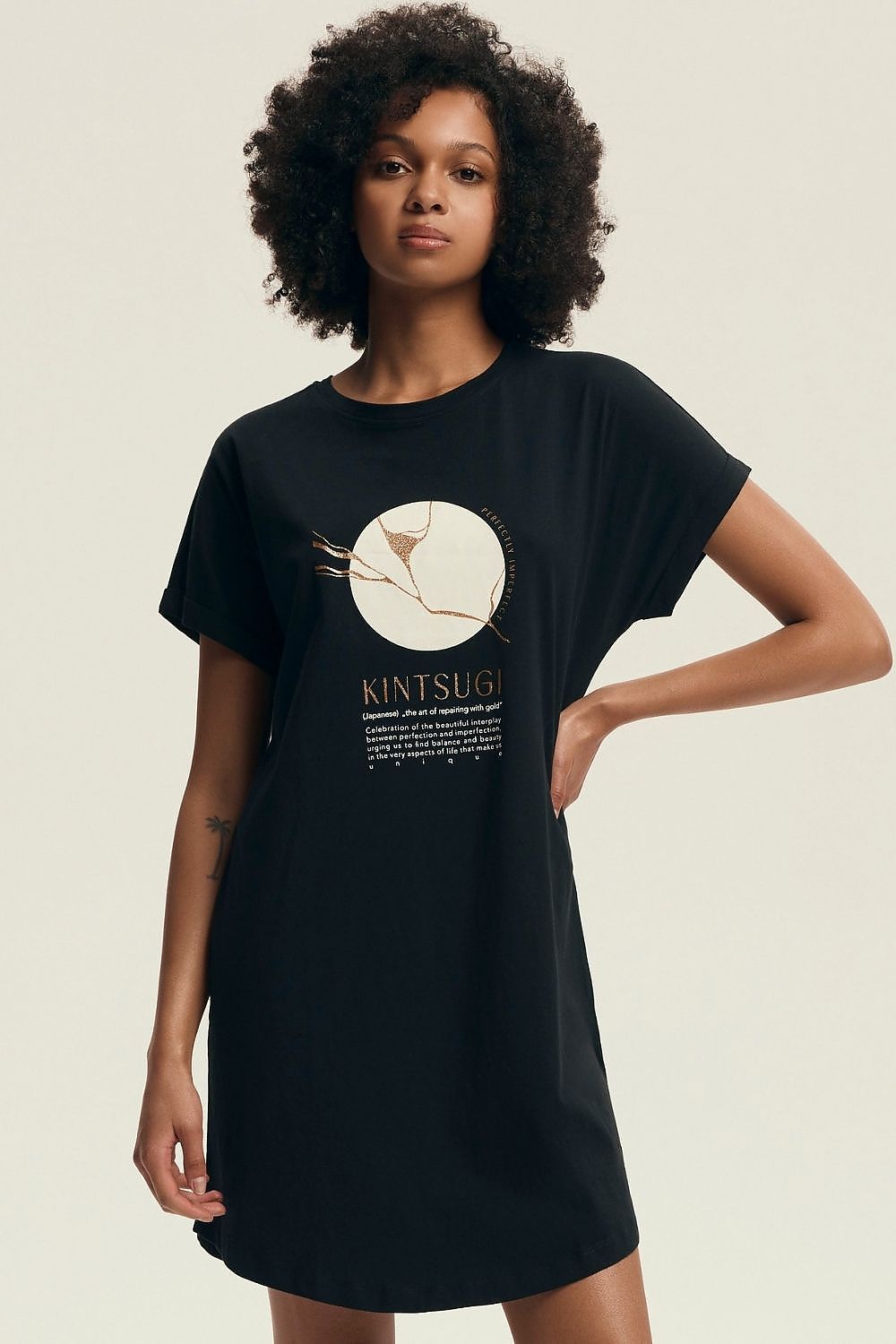 Elegant Henderson women's knee-length nightshirt crafted from soft cotton with a U-neckline and short sleeves, showcasing a delicate printed design.