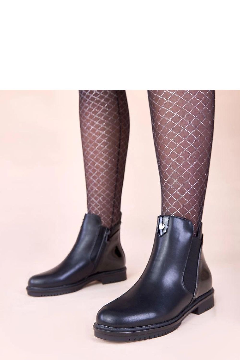 Solea insulated women's ankle boots featuring a round toe and patent leather back, elevating style with a 3 cm heel and a comfortable fit.