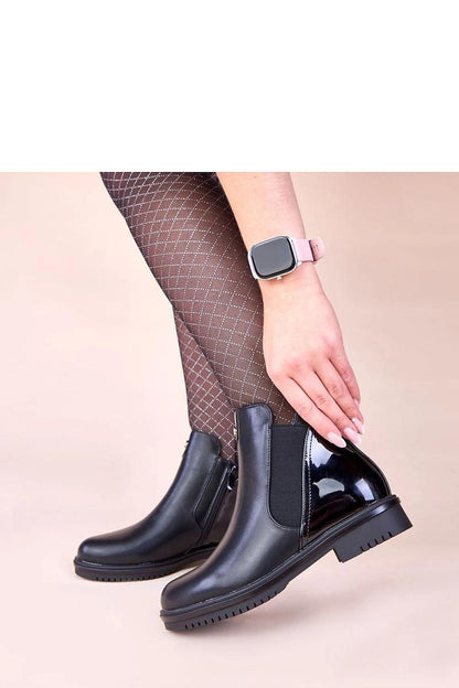 Solea elegant women's ankle boots showcasing the perfect blend of modern details and classic design, ideal for versatile fashion.