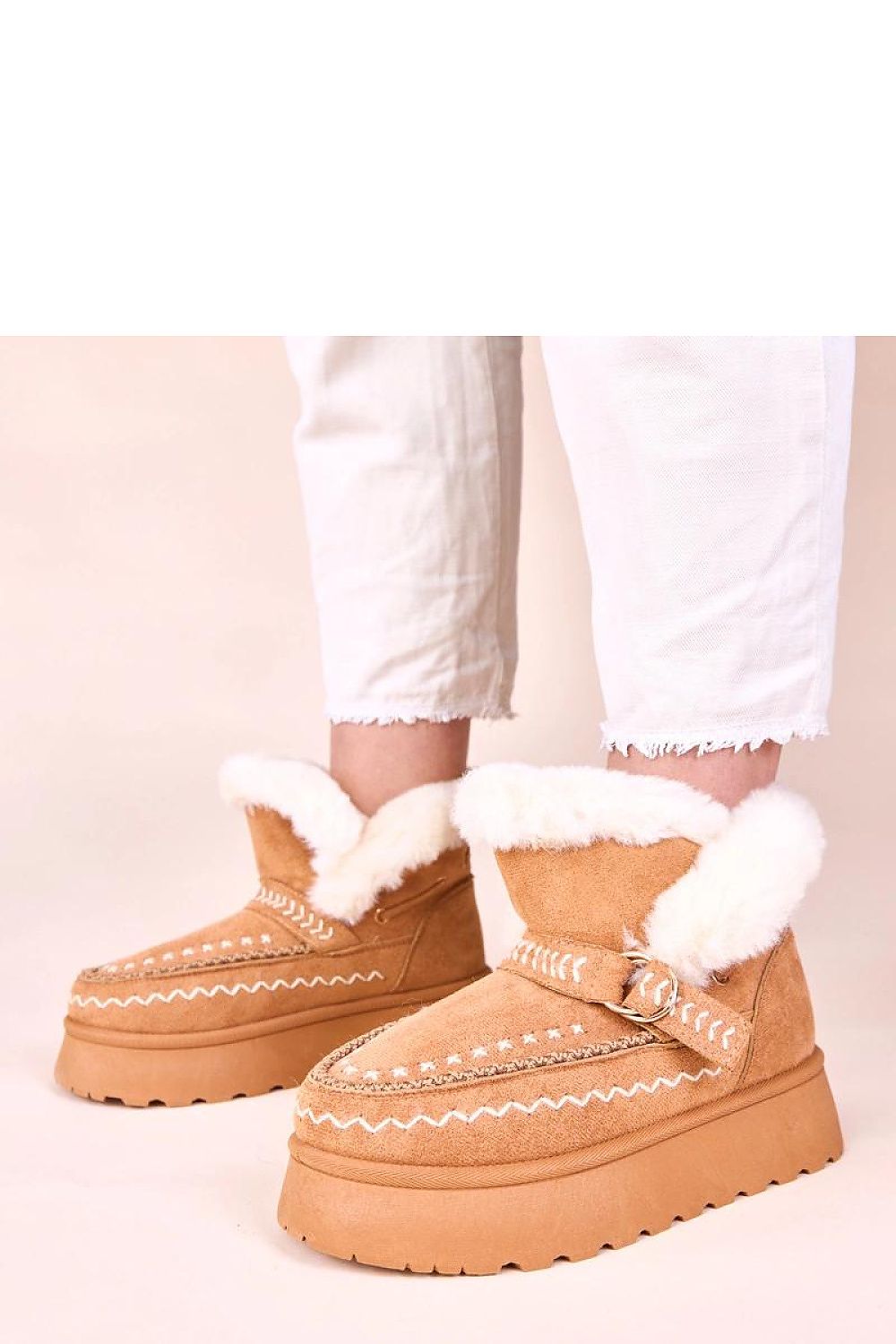Chic Gemre Brown Snow Boots Ciana, showcasing beautiful embroidery and a solid sole for optimum grip on snowy surfaces.