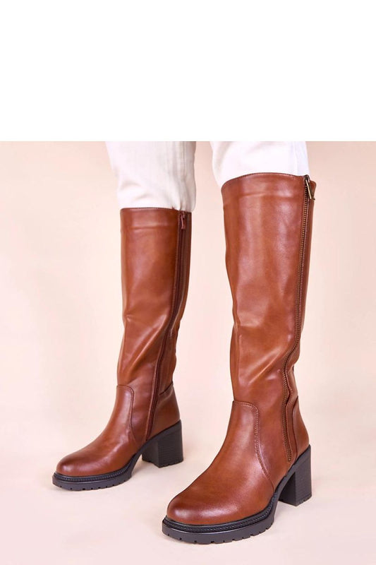 Elegant brown flat heel boots with flexible insert by Gemre, designed for style and comfort, perfect for autumn and winter.