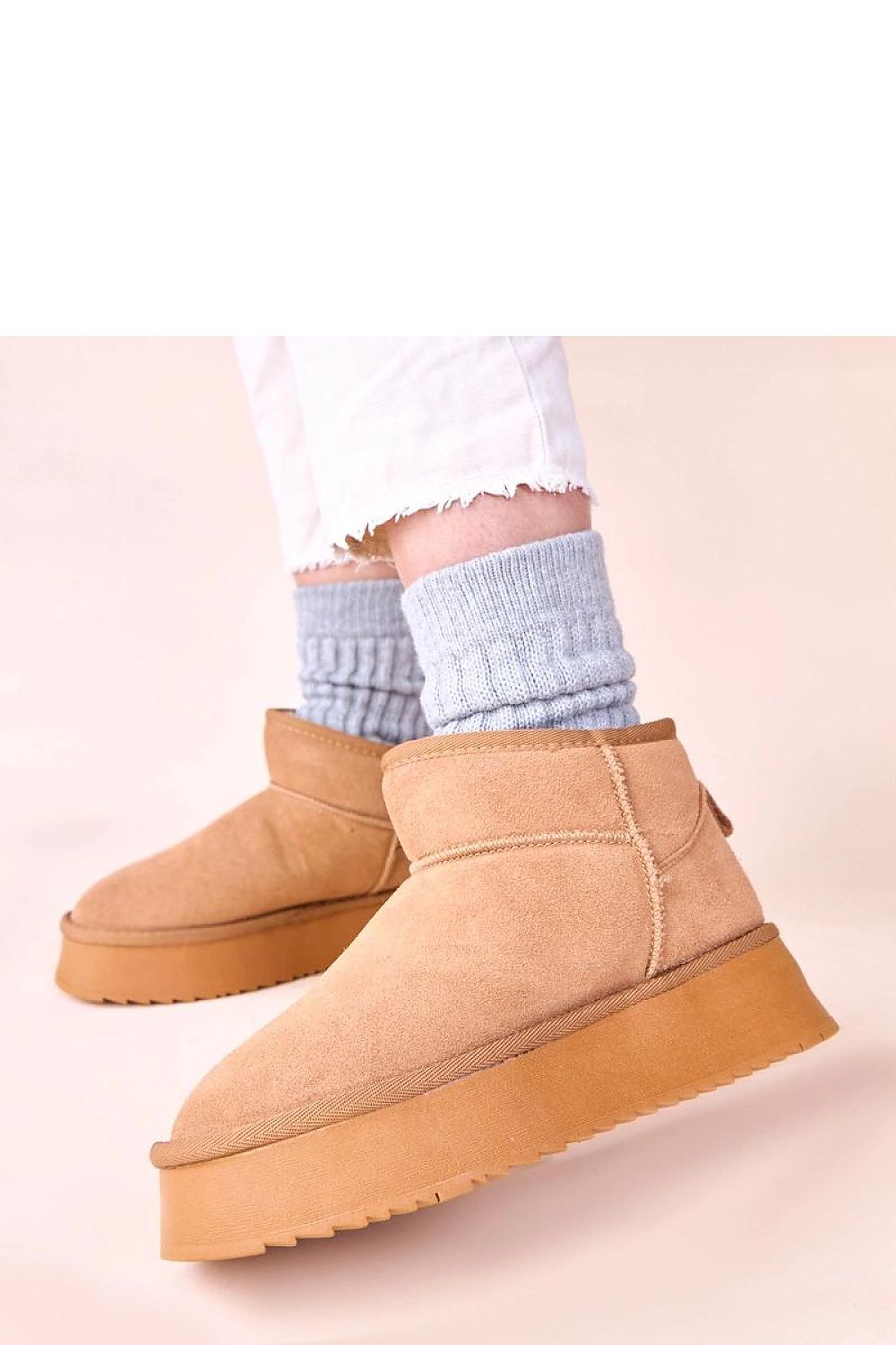 Stylish women's brown suede snow boots from Solea, Armona model, designed for elegance and functionality during cold weather, suitable for various outfits.