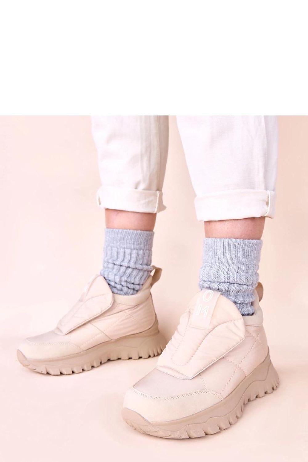 Luxurious beige women's snow boots from Solea, featuring a stylish Velcro closure, ideal for winter outings with warmth and elegance.