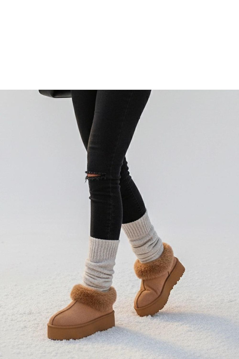 Deesi Women's stylish dark beige snow boots with fur from Solea, effortlessly blending fashion and functionality.