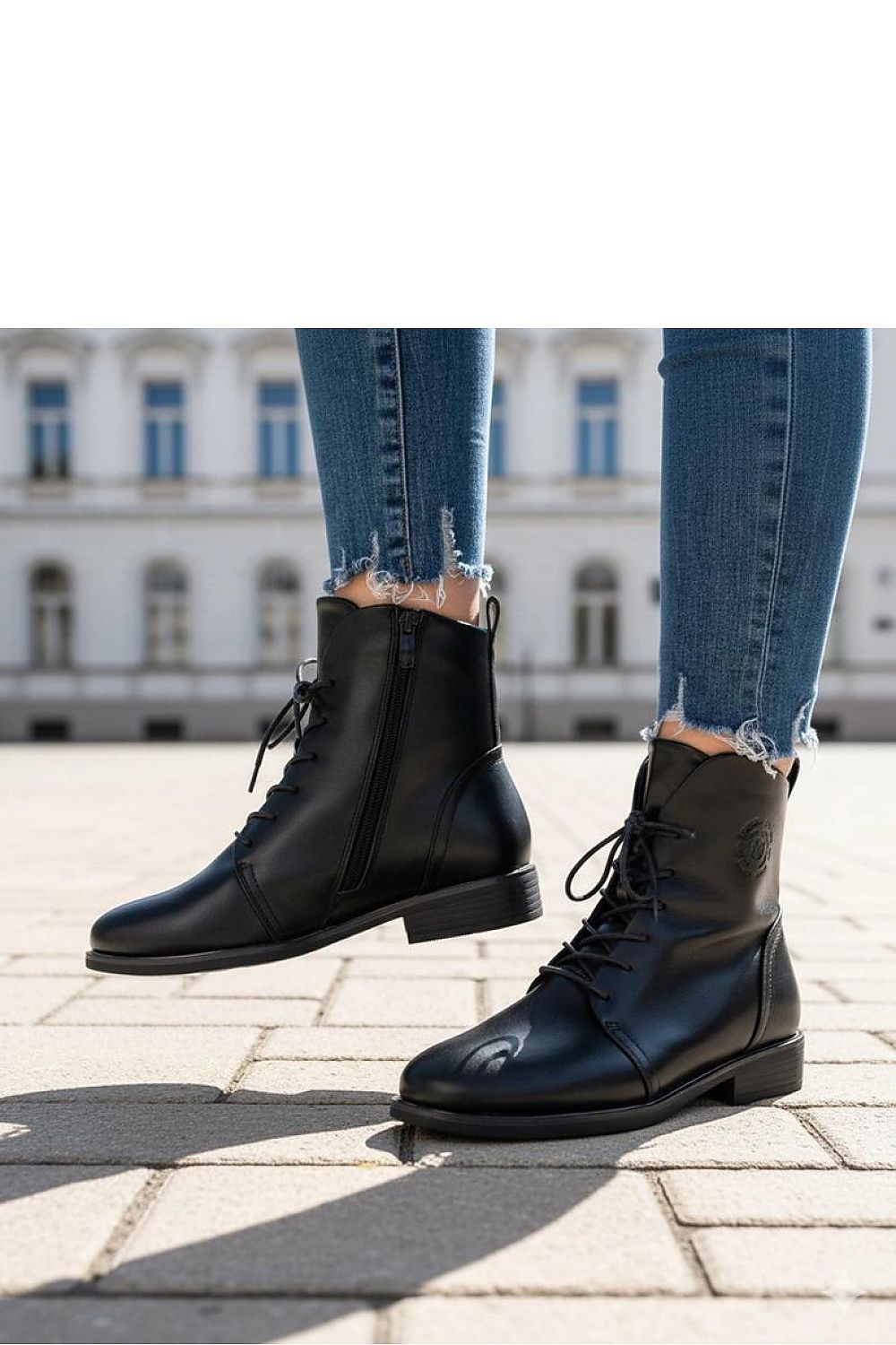 Stylish Gemre Eladia black lace-up boots with insulation, perfect for elegance and warmth, crafted by Solea.