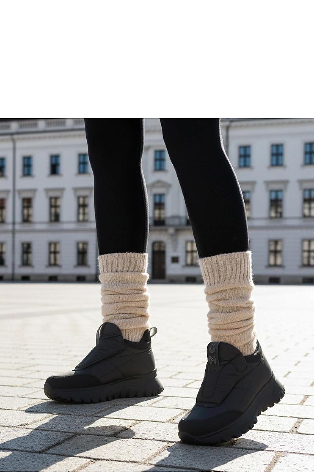 Luxurious Solea Penny beige snow boots with functional Velcro closure, designed for comfort and sophistication in winter styling.