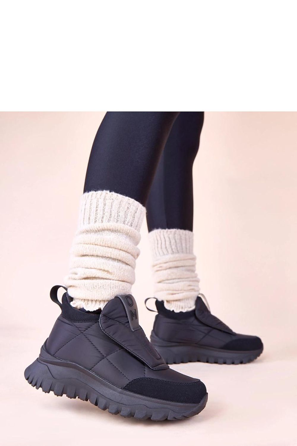 Stylish interior of Solea Penny beige women's snow boots, lined with soft material for ultimate warmth and comfort during cold winter days.