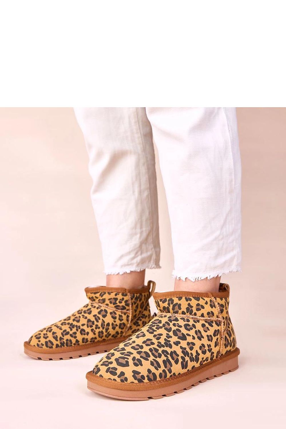 Elegant brown suede leather snow boots from Solea, featuring a luxurious fur lining for added warmth and comfort, perfect for winter wear.