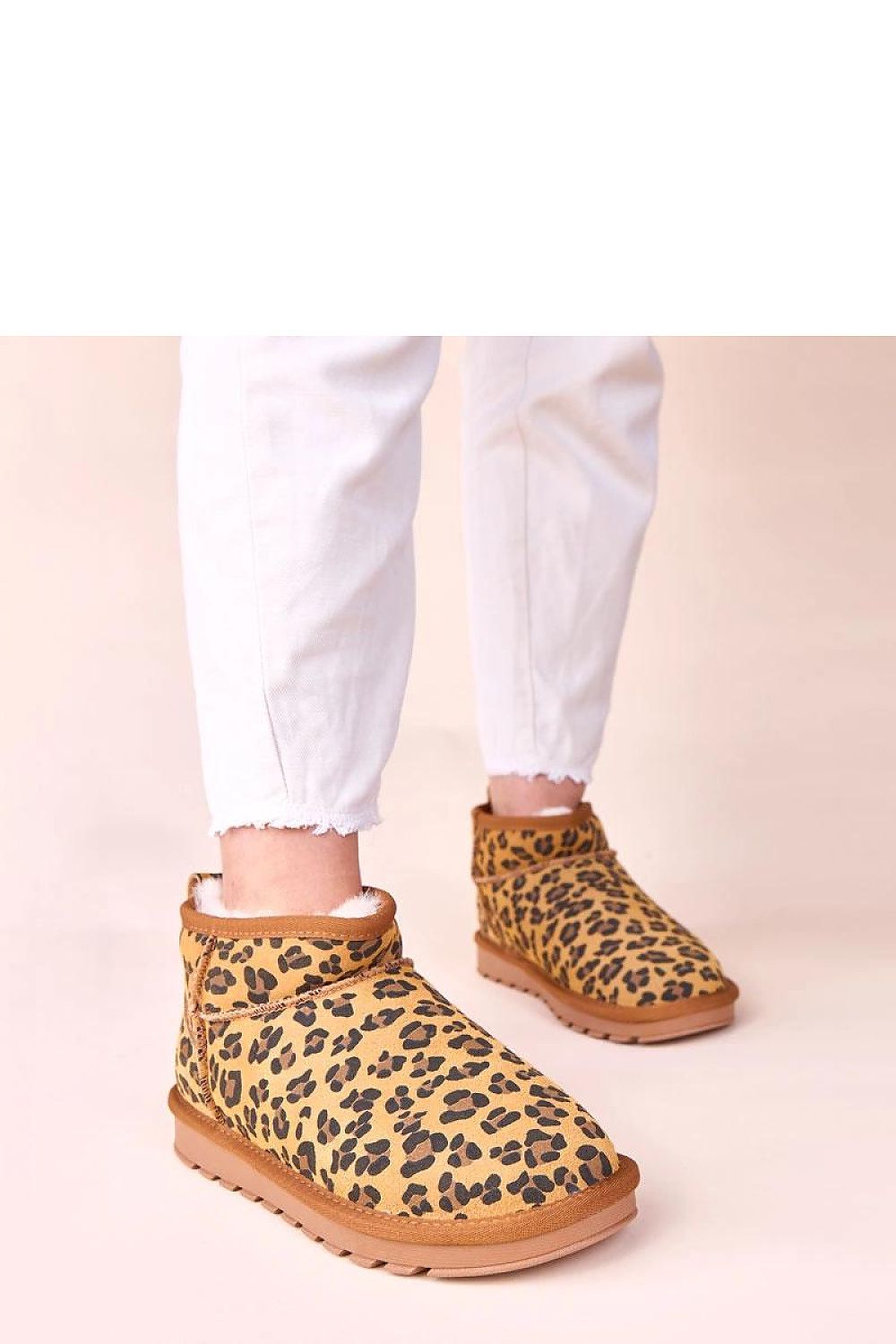 Solea's Gemre Matilda snow boots showcasing a solid anti-slip sole, ensuring excellent grip on slippery surfaces, ideal for fashionable winter outings.