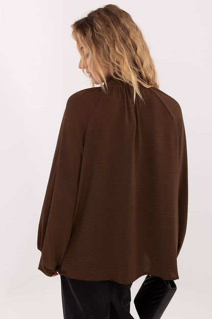 Classic puff sleeves of Italy Moda's women's blouse made from high-quality viscose, emphasizing elegance and femininity for everyday and formal wear.