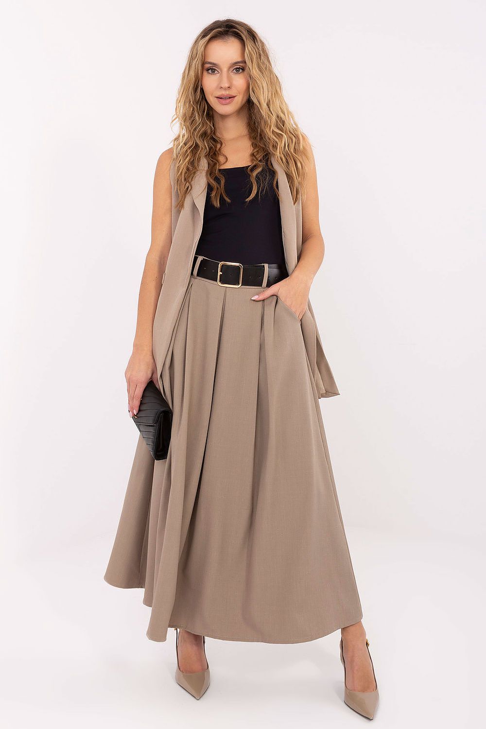 Side pockets detail of the elegant flared maxi skirt by Italy Moda, combining style and functionality for everyday elegance.