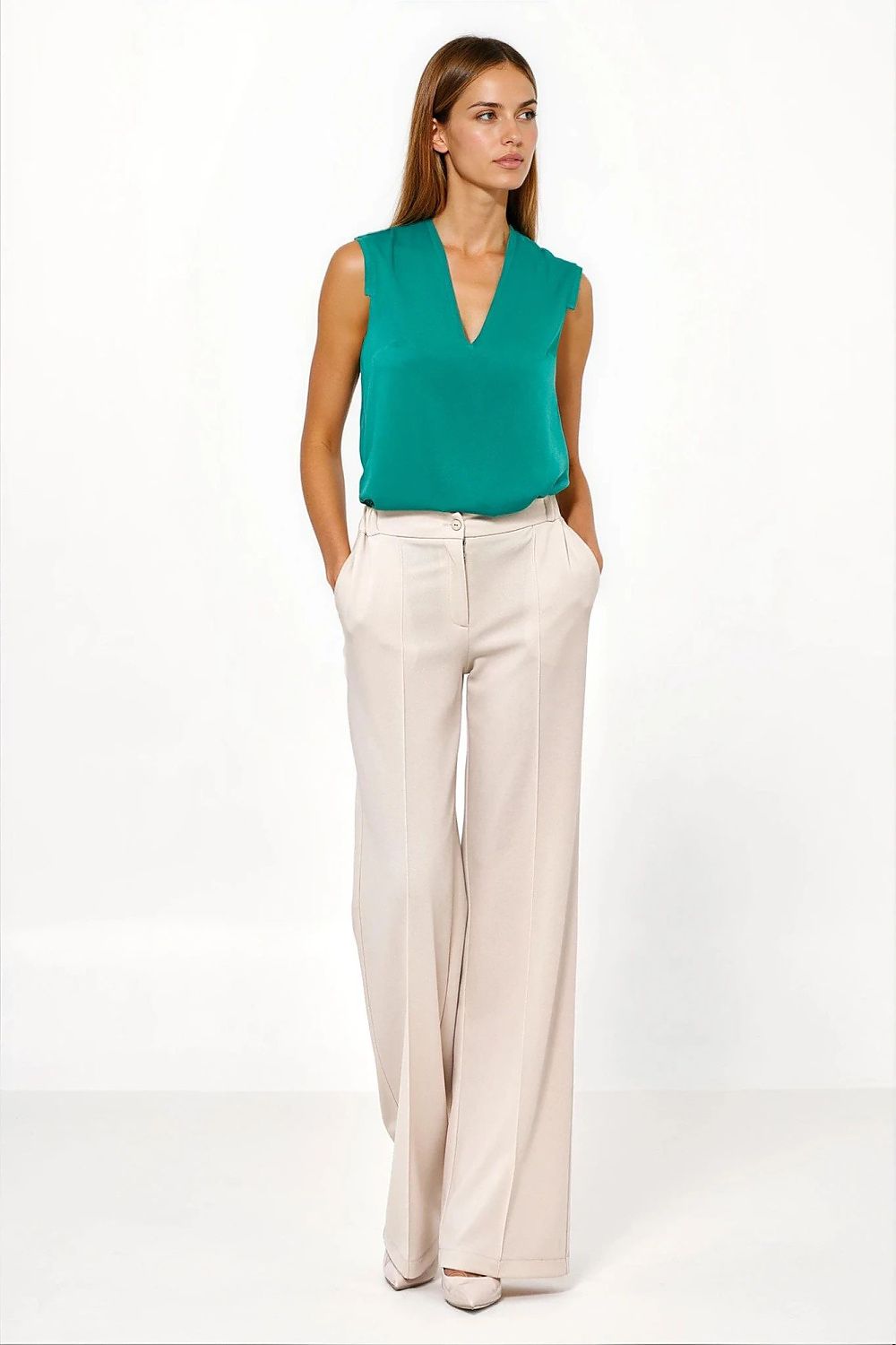 Elegant Nife luxury trousers for women in caramel colour, perfect for casual and formal occasions.