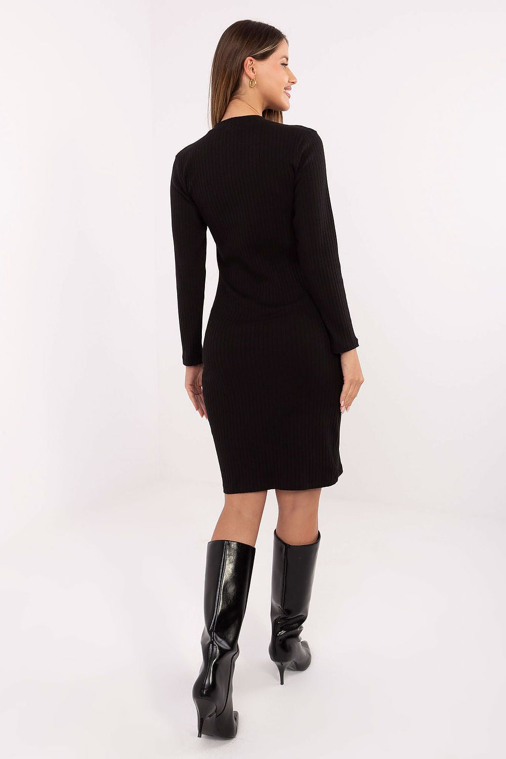 Available sizes for the knee-length ribbed cotton pencil dress by Rue Paris, highlighting comfort and fit for various body types.