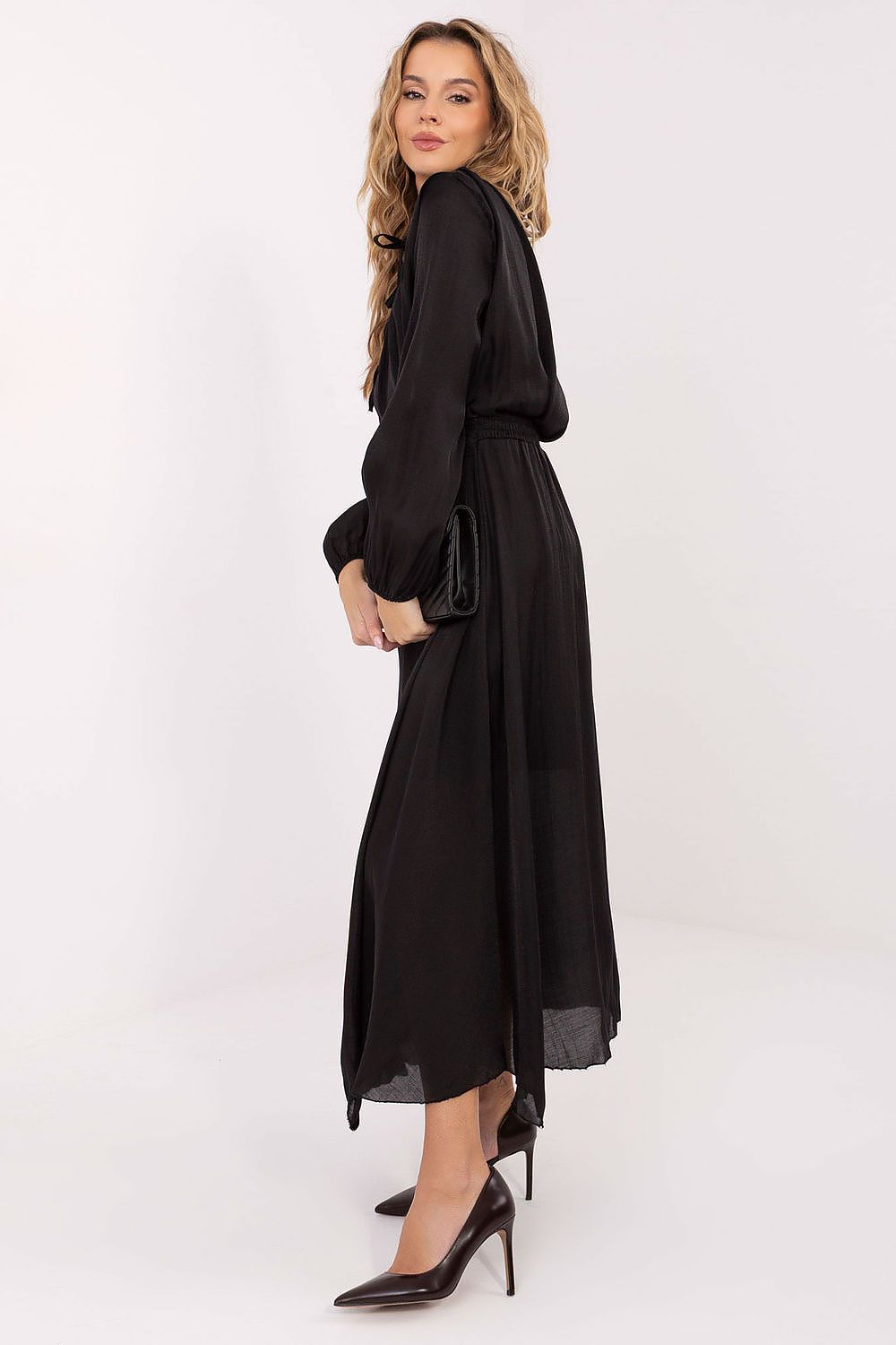 Stylish shoulder pads and flowing design of the Rue Paris Maxi Daydress, showcasing luxurious comfort and elegance in women's fashion.
