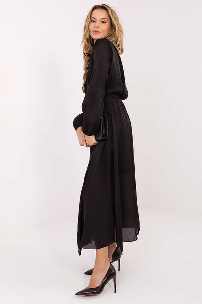 Stylish shoulder pads and flowing design of the Rue Paris Maxi Daydress, showcasing luxurious comfort and elegance in women's fashion.
