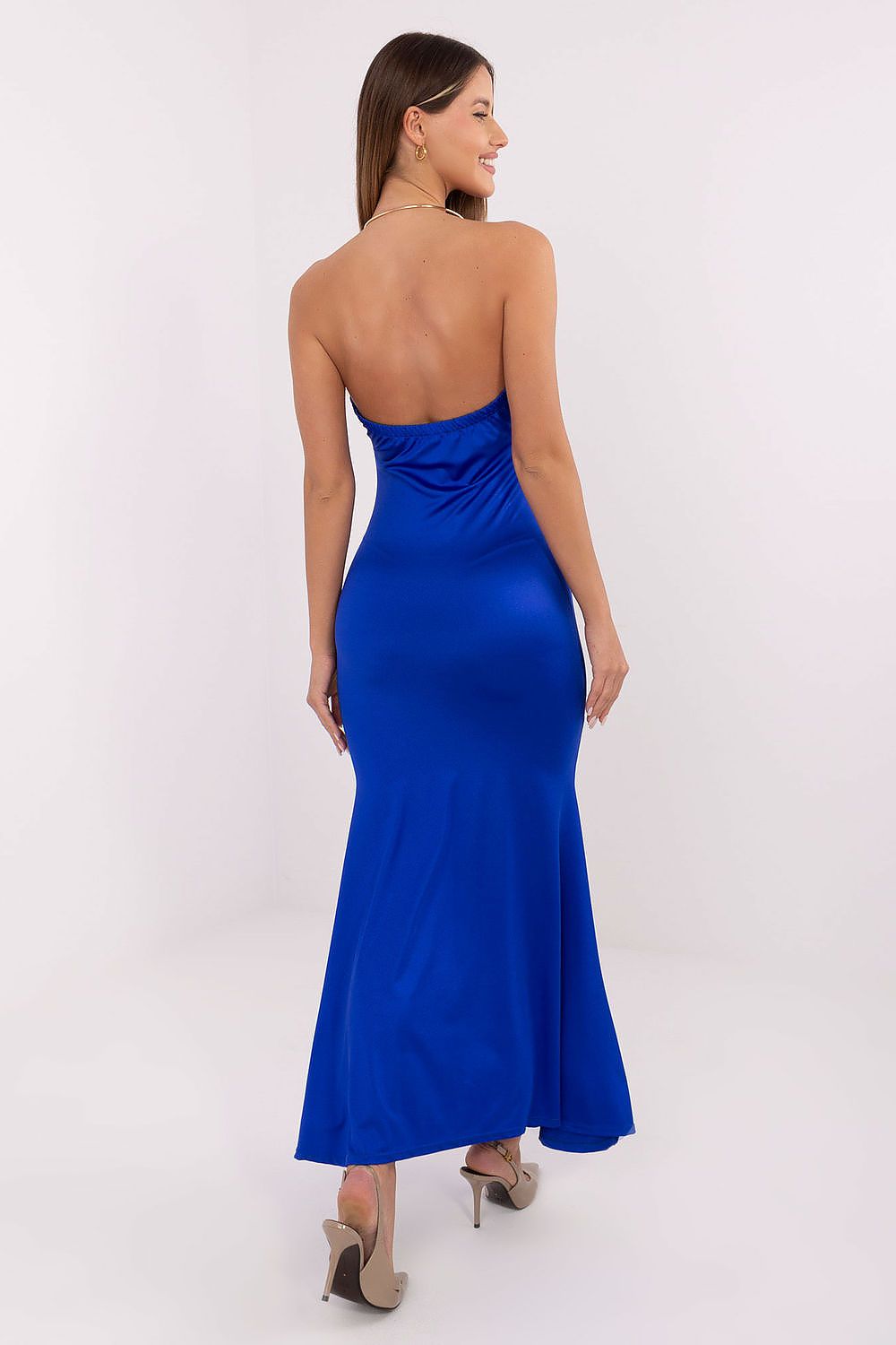 Italy Moda's elegant sleeveless maxi dress features a deep neck and modern fluidity, perfect for upscale occasions.