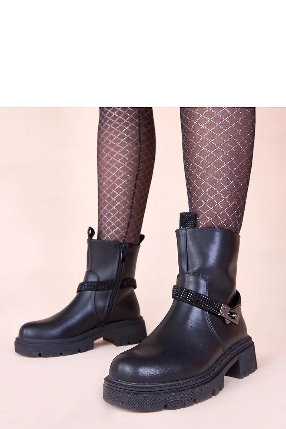 Side view of Gemre Women’s Black Platform Boots from Solea highlighting the 5 cm platform height and luxurious comfort.