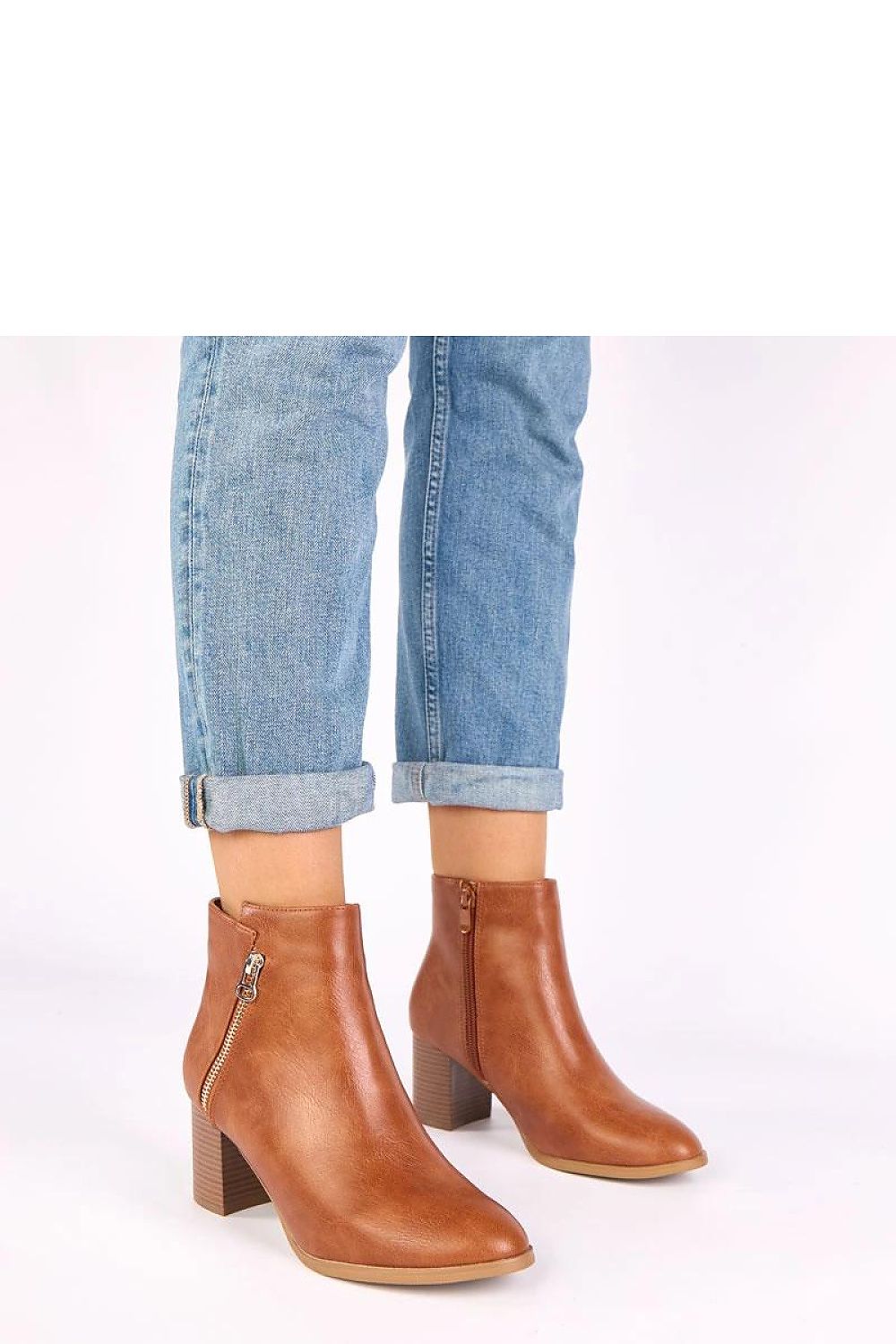 Elegant Solea Ankle Boots featuring a decorative zipper, luxurious synthetic leather finish, and a chic 7 cm heel for a sophisticated look.