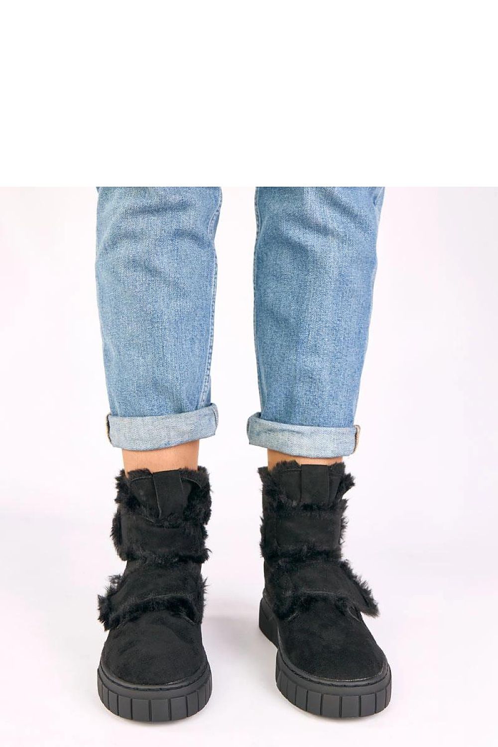 Side view of Solea Luxurious Boots with 4 cm platform and 13 cm high upper, combining contemporary design and ankle support for stylish winter outings.