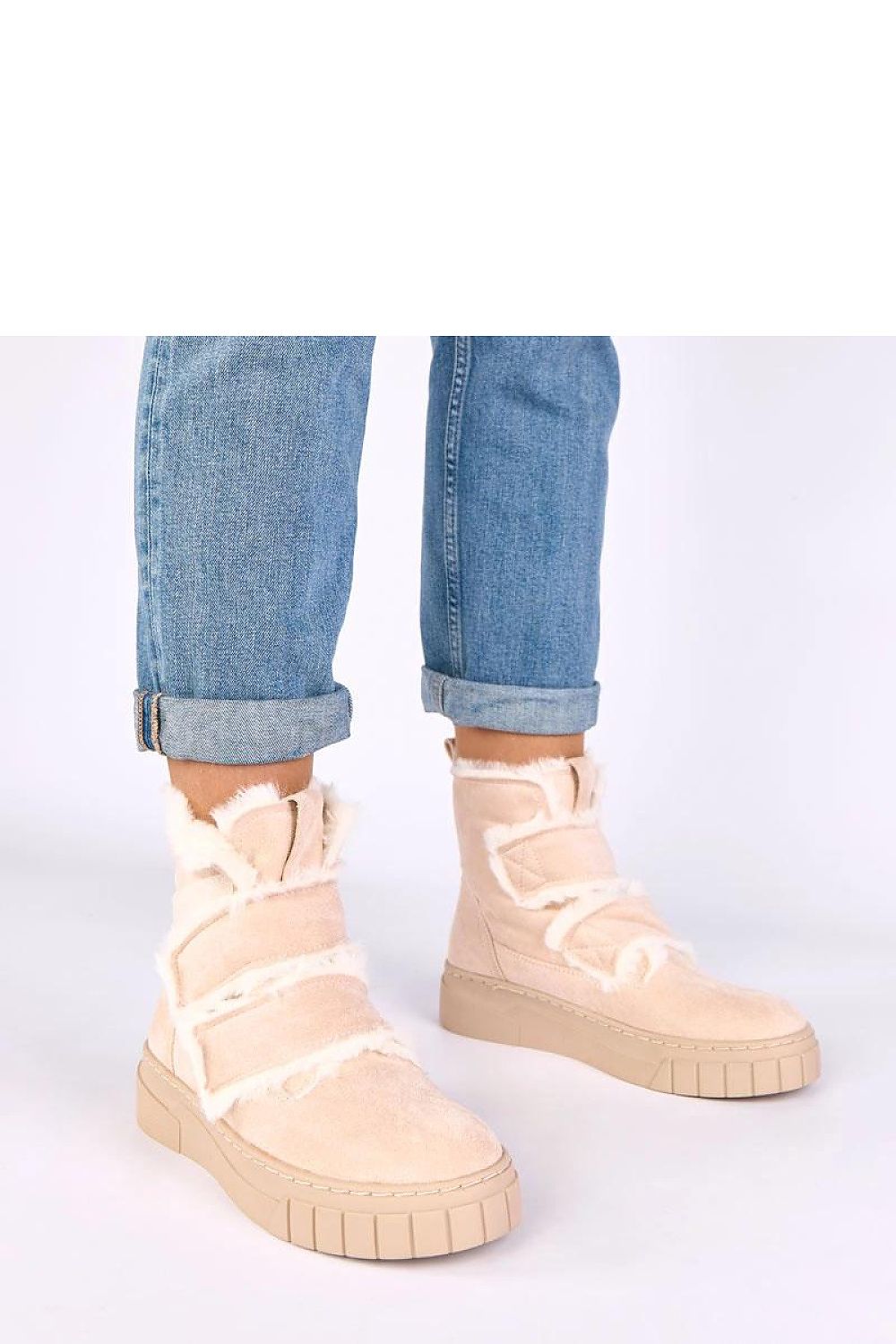 Solea boots in EU sizes 36 to 41, elegantly displayed to illustrate the versatile fit and fashionable appearance ideal for all occasions.