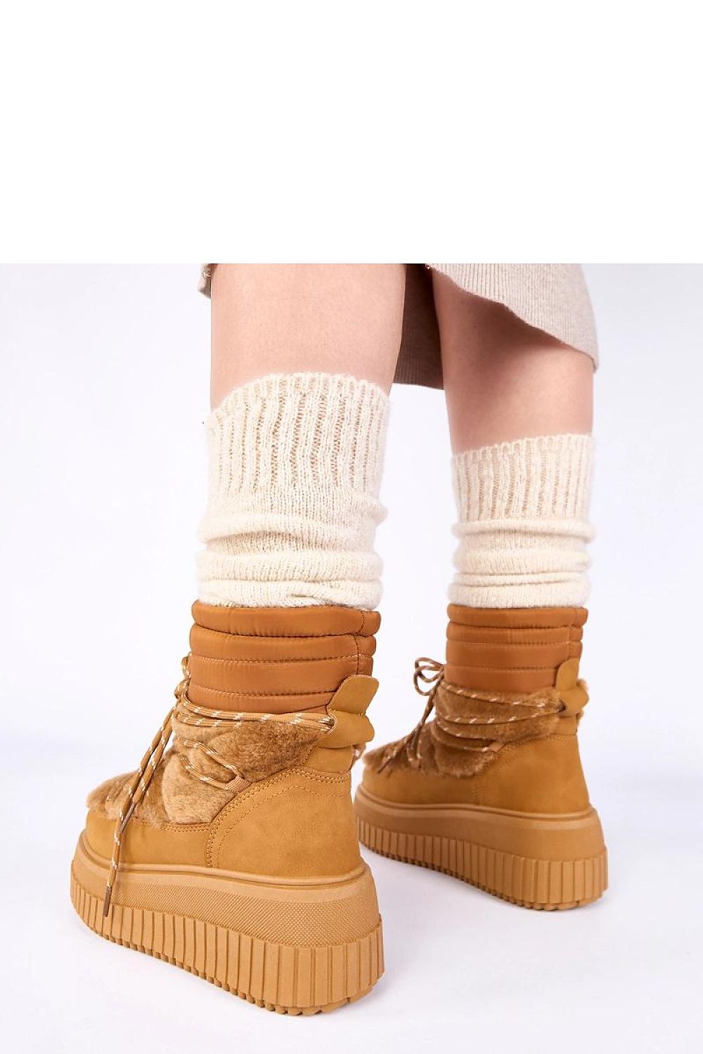 Close-up of the lacing detail on Luxury Solea Snow Boots With Fur, featuring adjustable laces for a perfect fit and stylish functionality.