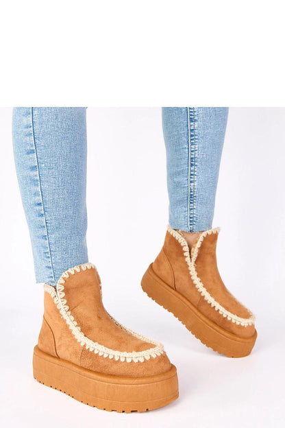 Solea luxury snow boots featuring a comfortable 5cm platform, designed for both warmth and fashion during cold weather outings.