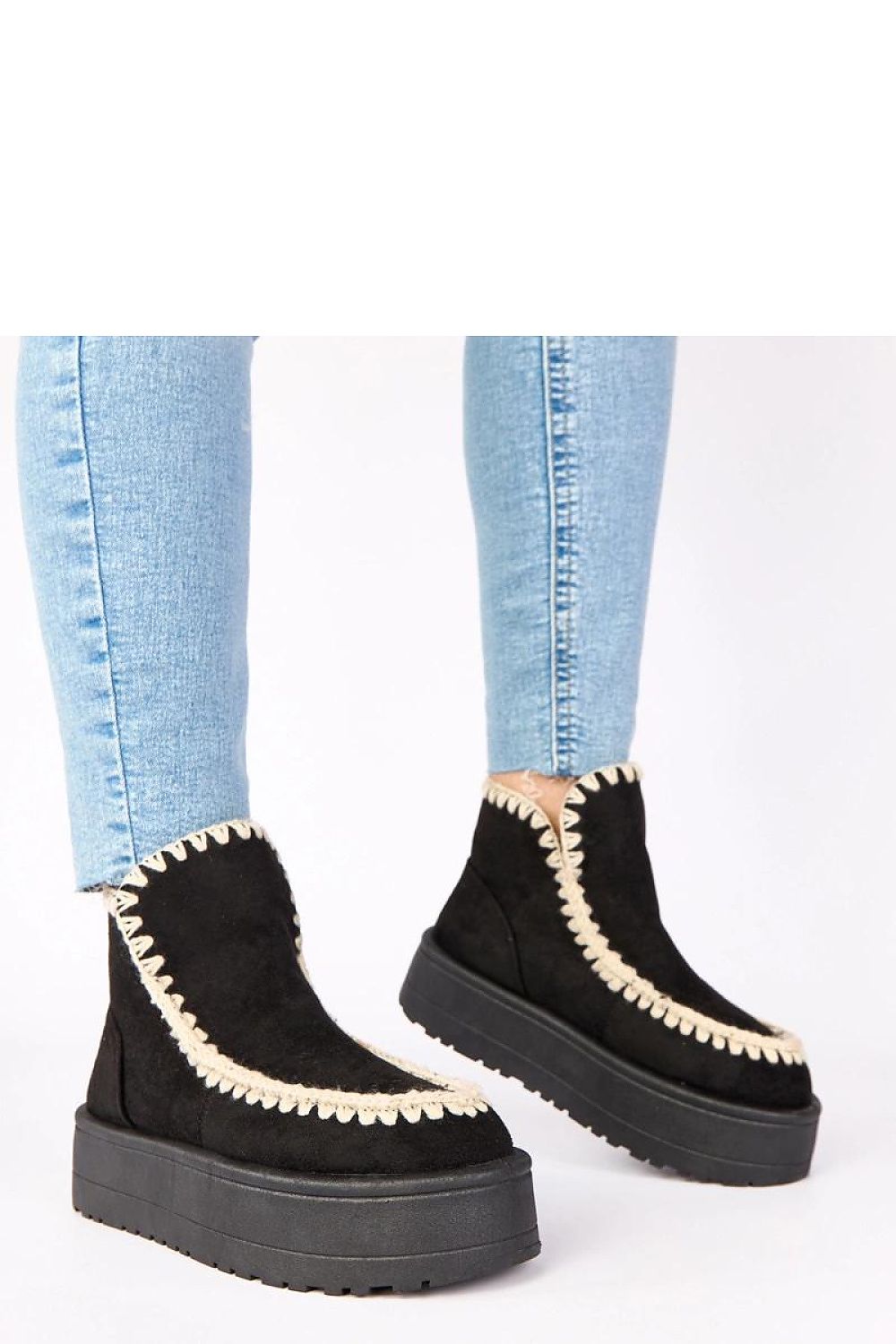 Solea snow boots featuring sophisticated decorative details and a comfortable fit, ideal for snowy streets and festive gatherings.