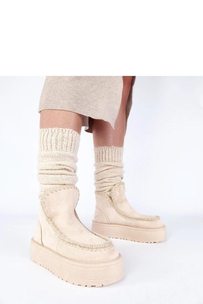 Close-up of Solea Snow Boots featuring a comfortable 5cm platform and luxurious faux suede material, perfect for stylish winter outings.