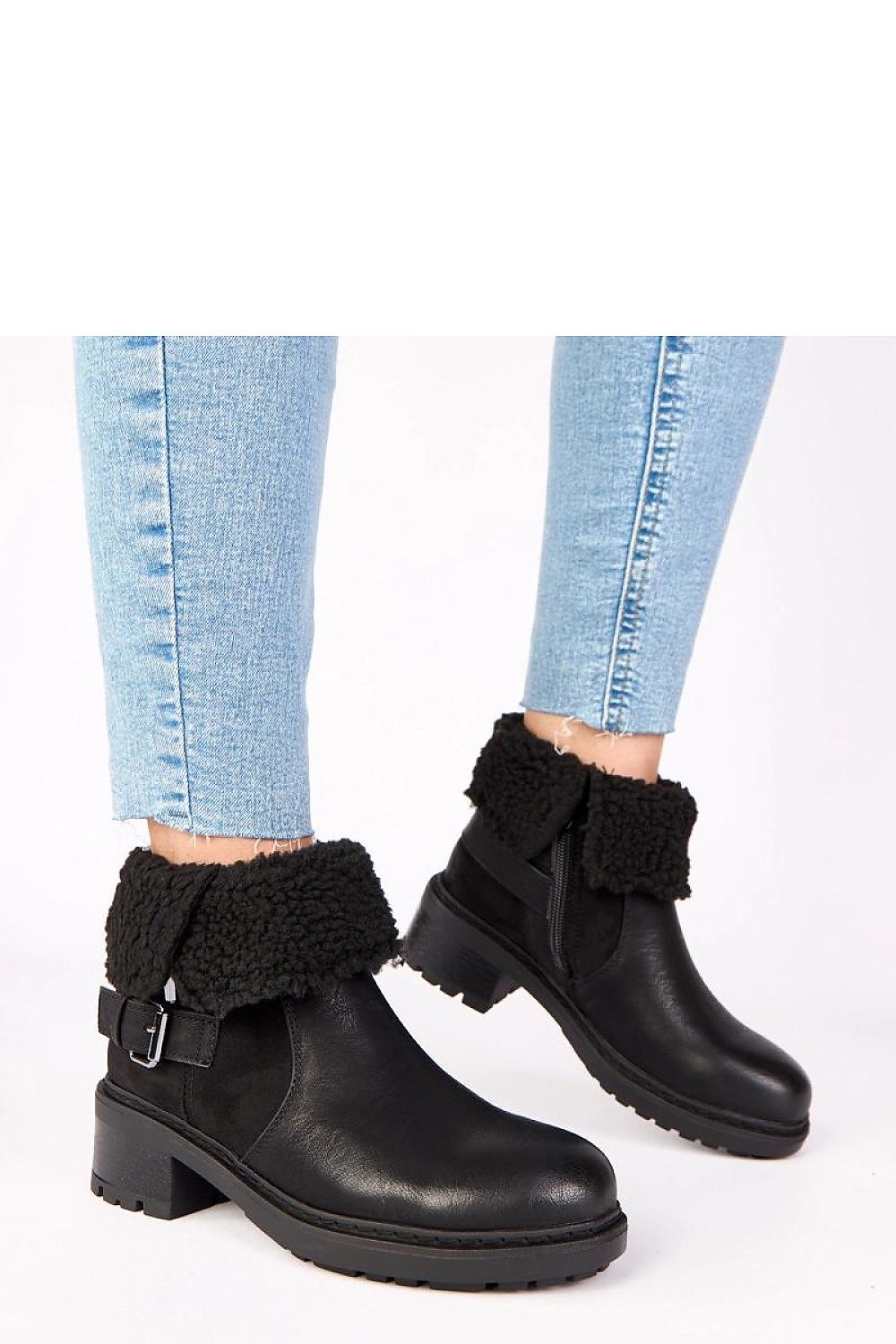 Stylish Solea Ankle Boots featuring a warm rolled-up fur shaft, ideal for winter elegance and comfort.