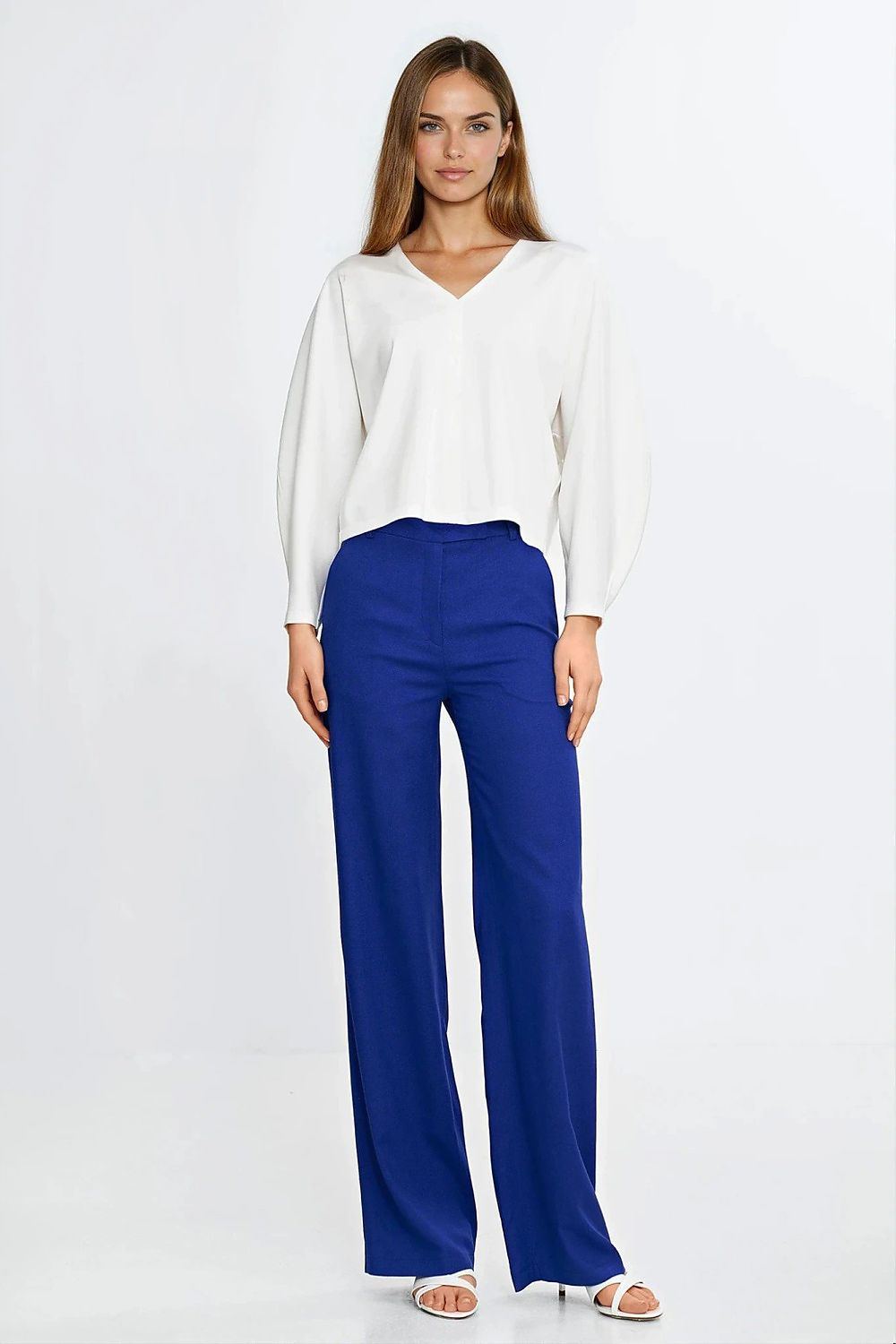 Close-up detail of the Nife Oversize V-Neck Blouse, highlighting the soft blend of viscose and spandex that offers comfort and breathability.