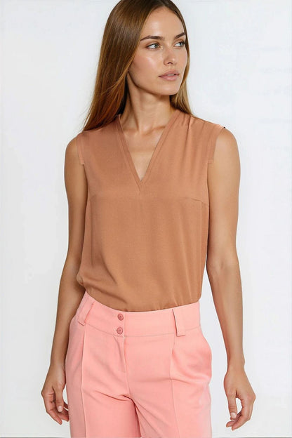 Elegant sleeveless V-neck blouse by Nife in luxurious viscose, showcasing feminine style and drape for chic summer outfits.