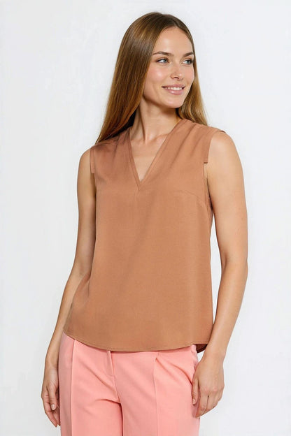 Close-up of the Nife elegant sleeveless V-neck blouse, highlighting the breathable viscose fabric and stylish pleat details at the neckline, ideal for modern women.