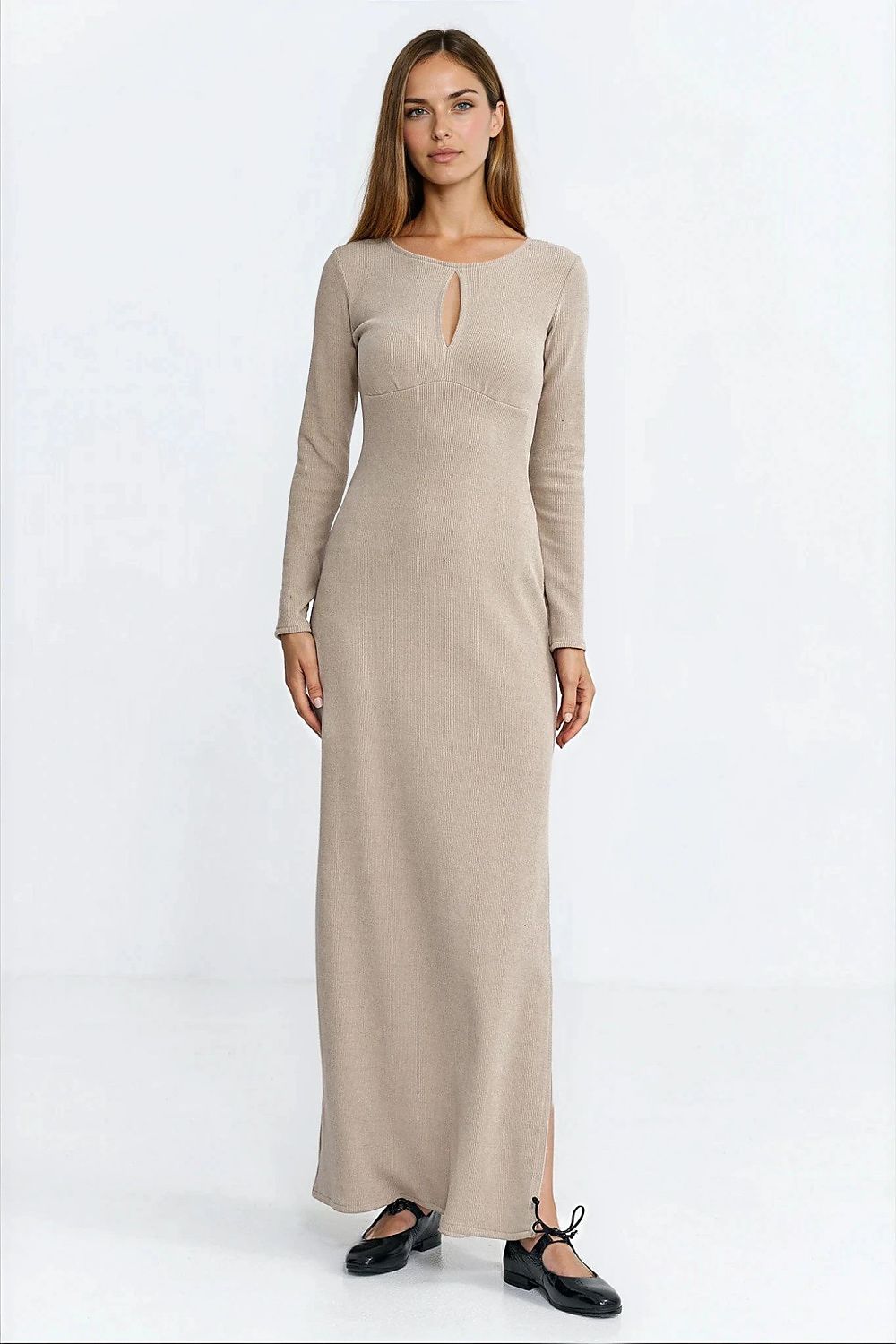 Close-up view of the ribbed fabric of the Elegant Maxi Daydress by Nife, highlighting its luxurious texture and elegance.