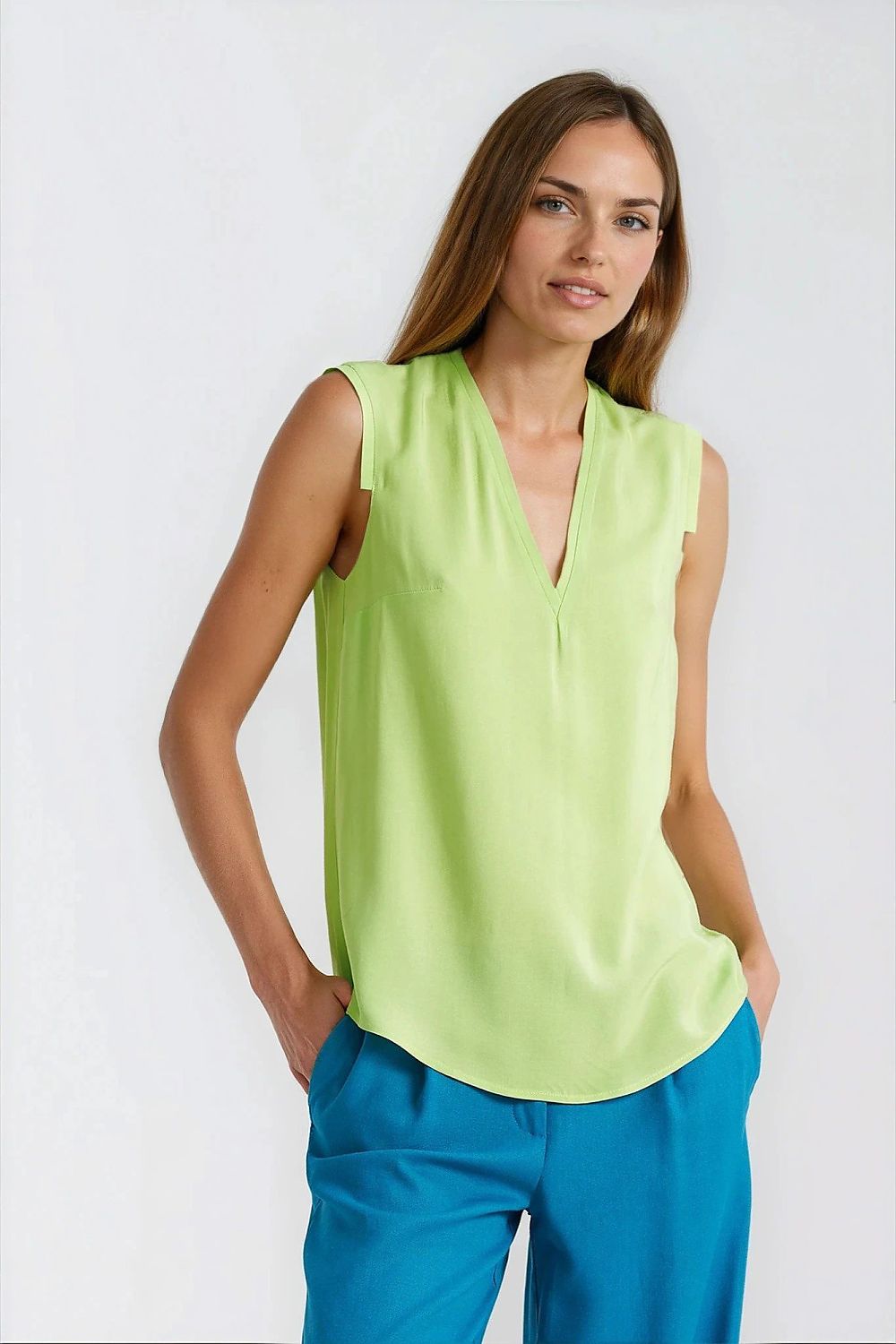 Elegant Lime Viscose Blouse by Nife featuring a refined V-neckline, made from luxurious 100% viscose for women, sizes EU 36-42, perfect for both casual and formal occasions.
