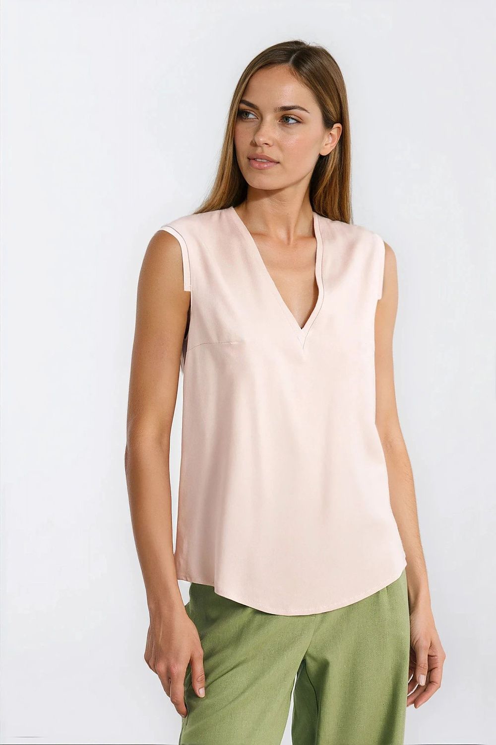 Elegant sleeveless V-neck blouse by Nife, made from 100% viscose, showcasing a sophisticated design with delicate pleats and a flattering fit.