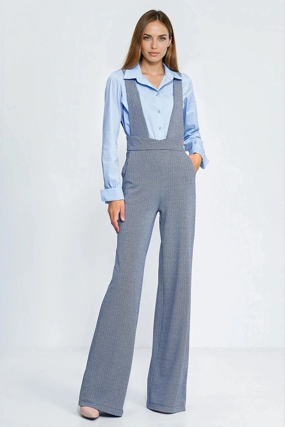 Luxurious Nife jumpsuit featuring a high waist and stylish suspenders, designed with a contemporary wide-leg silhouette, ideal for elegant occasions and available in EU sizes 34 to 42.